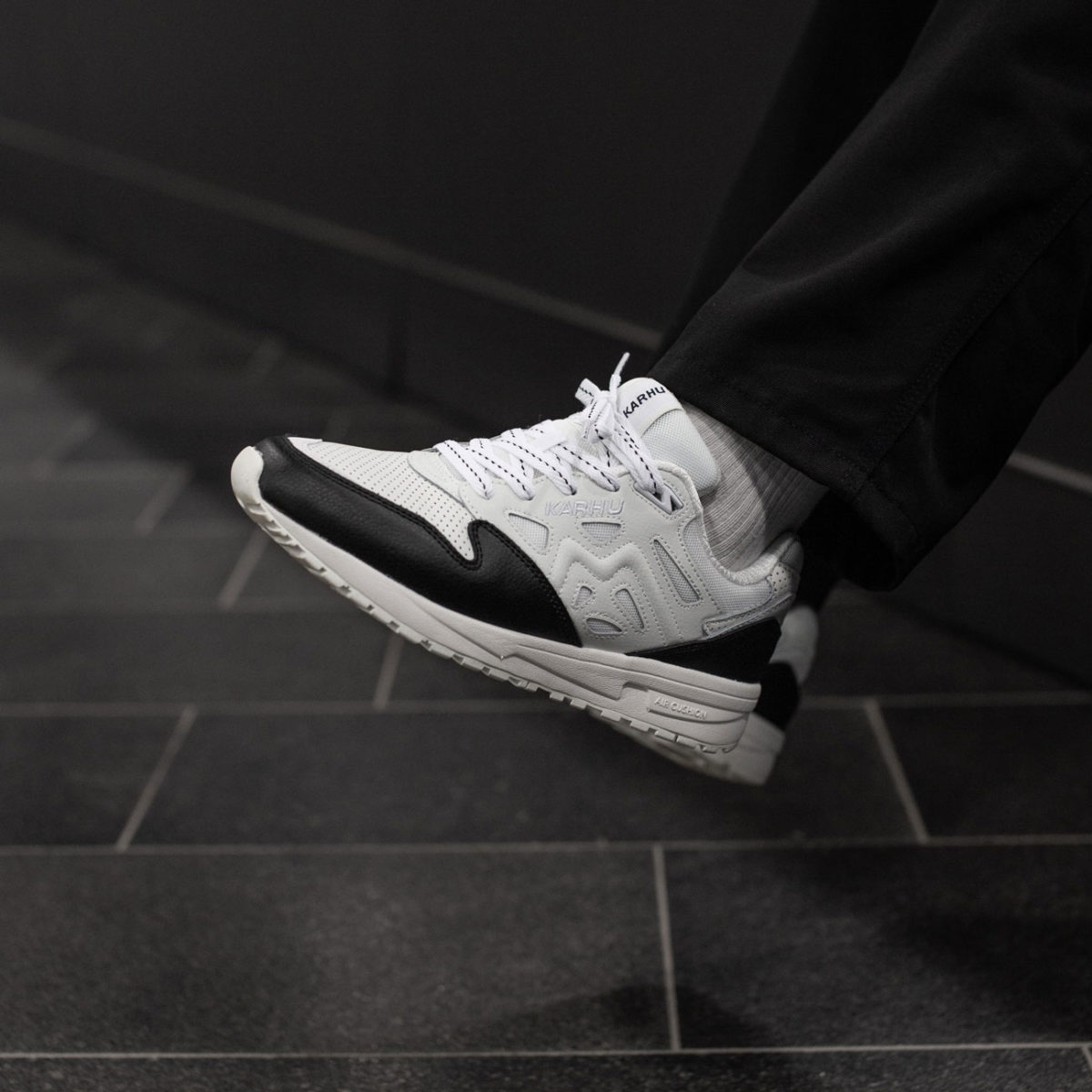 Karhu Legacy 96 - Jet Black/Bright White